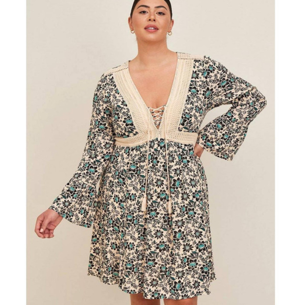 Torrid 5 (5X, 28) Beige/Teal Floral Mini Gauze Lace Up Skater Bell Sleeve‎ Dress